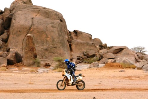 815 km, vent de sable et pluie..